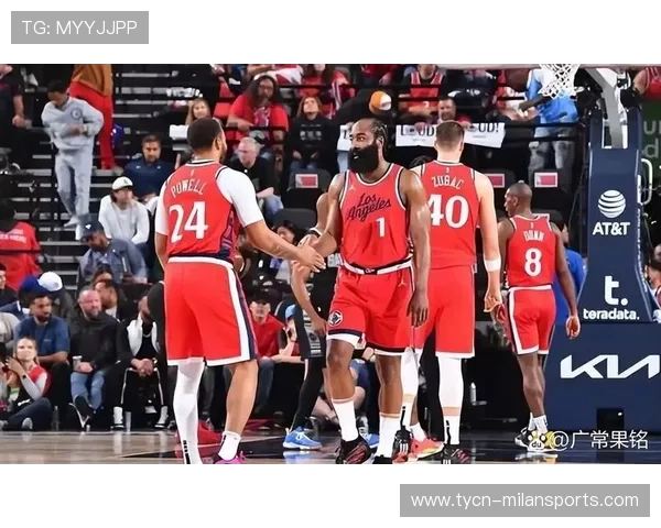 哈登组织进攻，快船全场战术配合默契：攻防交响的崛起