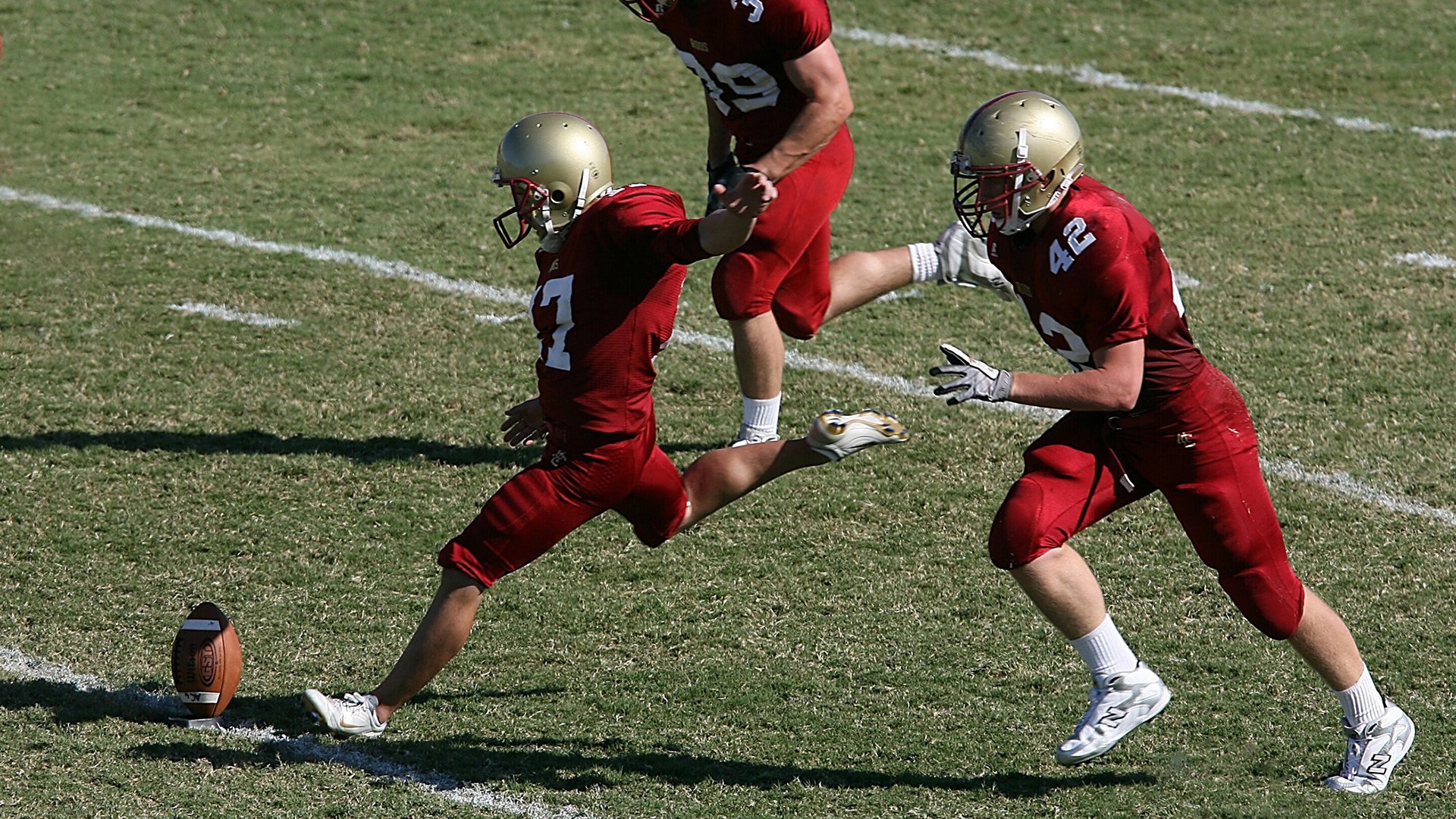 “腰旗美式橄榄球赛:东部新区赛场打造极限竞技新体验”